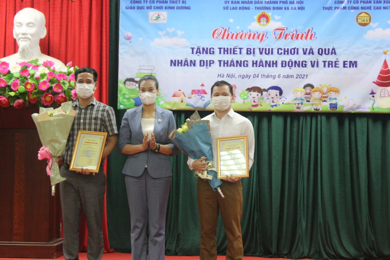 Công ty CP sản xuất thực phẩm công nghệ cao NCT3 Food phối hợp với Quỹ bảo trợ trẻ em Hà Nội tặng quà cho trẻ em